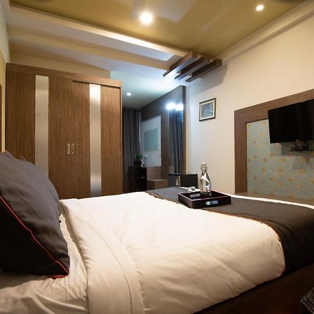 Oyo 79355 Collection O Hotel Adona Meenangadi Екстериор снимка