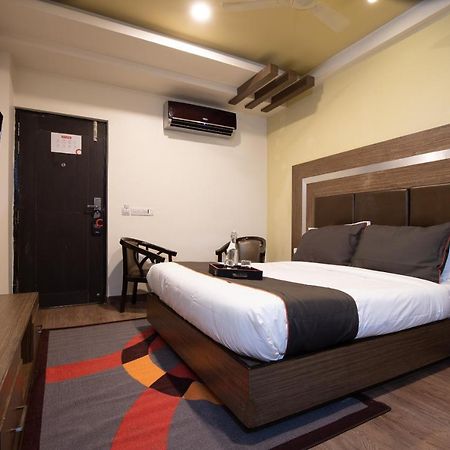 Oyo 79355 Collection O Hotel Adona Meenangadi Екстериор снимка